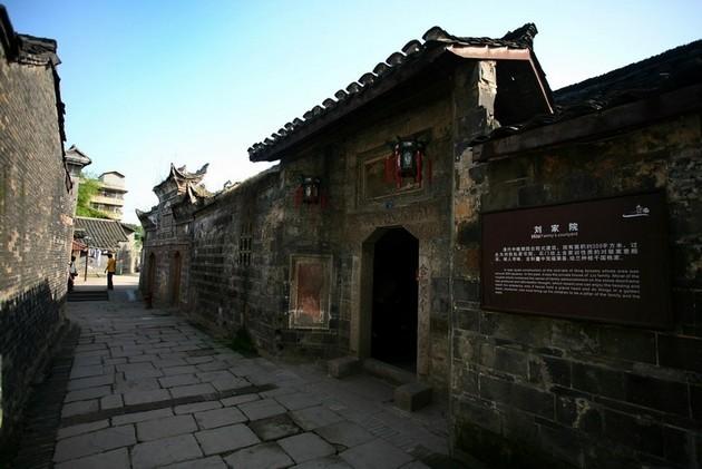 云南镇雄县山体滑坡救援持续,此次灾害属坡顶陡崖区发生崩塌